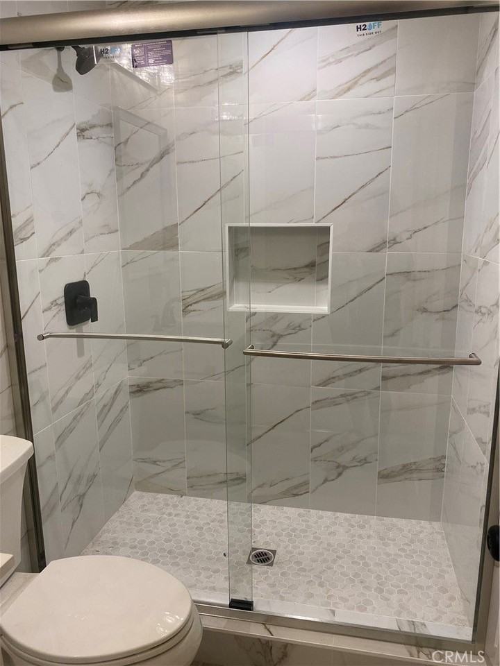 653 W 24th St - Photo 4 of 6