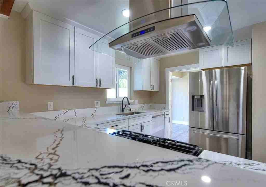 340 W Caroline Ct - Photo 4 of 16