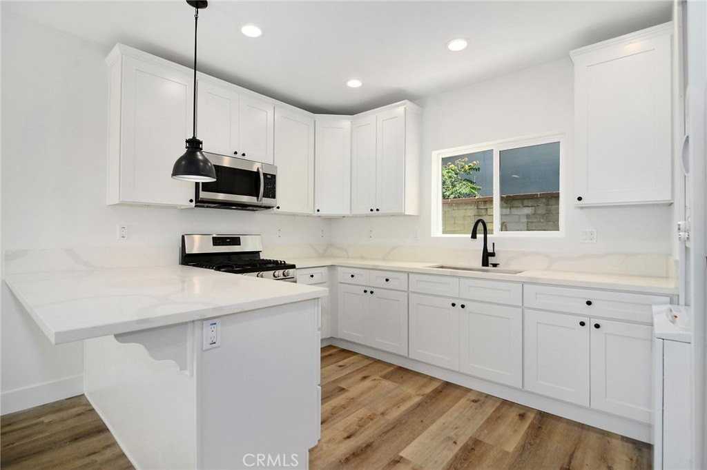 6518 Zelzah Ave - Photo 2 of 10