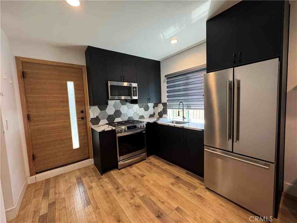 19219 Hartland St - Photo 5 of 13