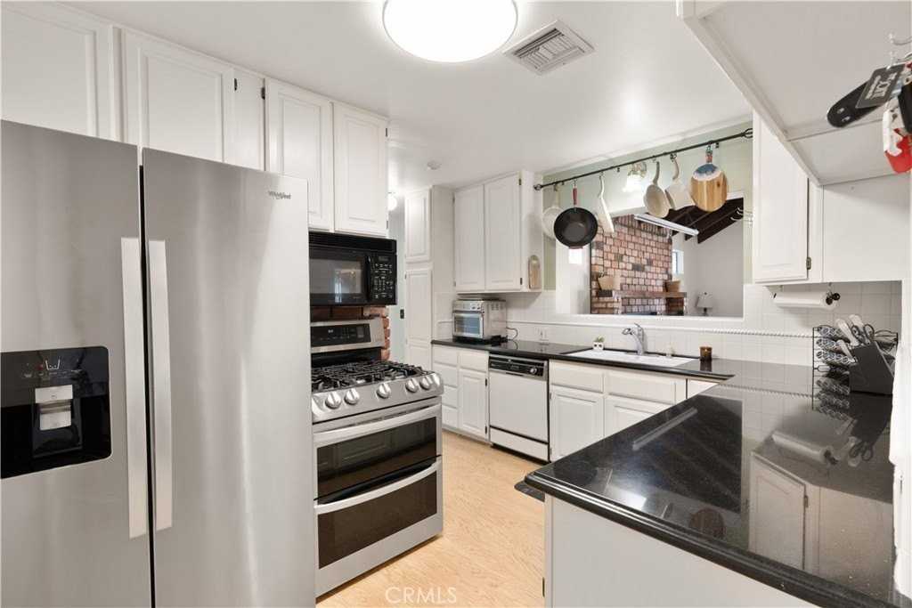 351 S Parish Pl - Photo 3 of 10