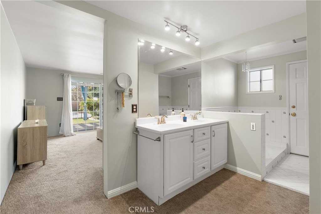 351 S Parish Pl - Photo 5 of 10