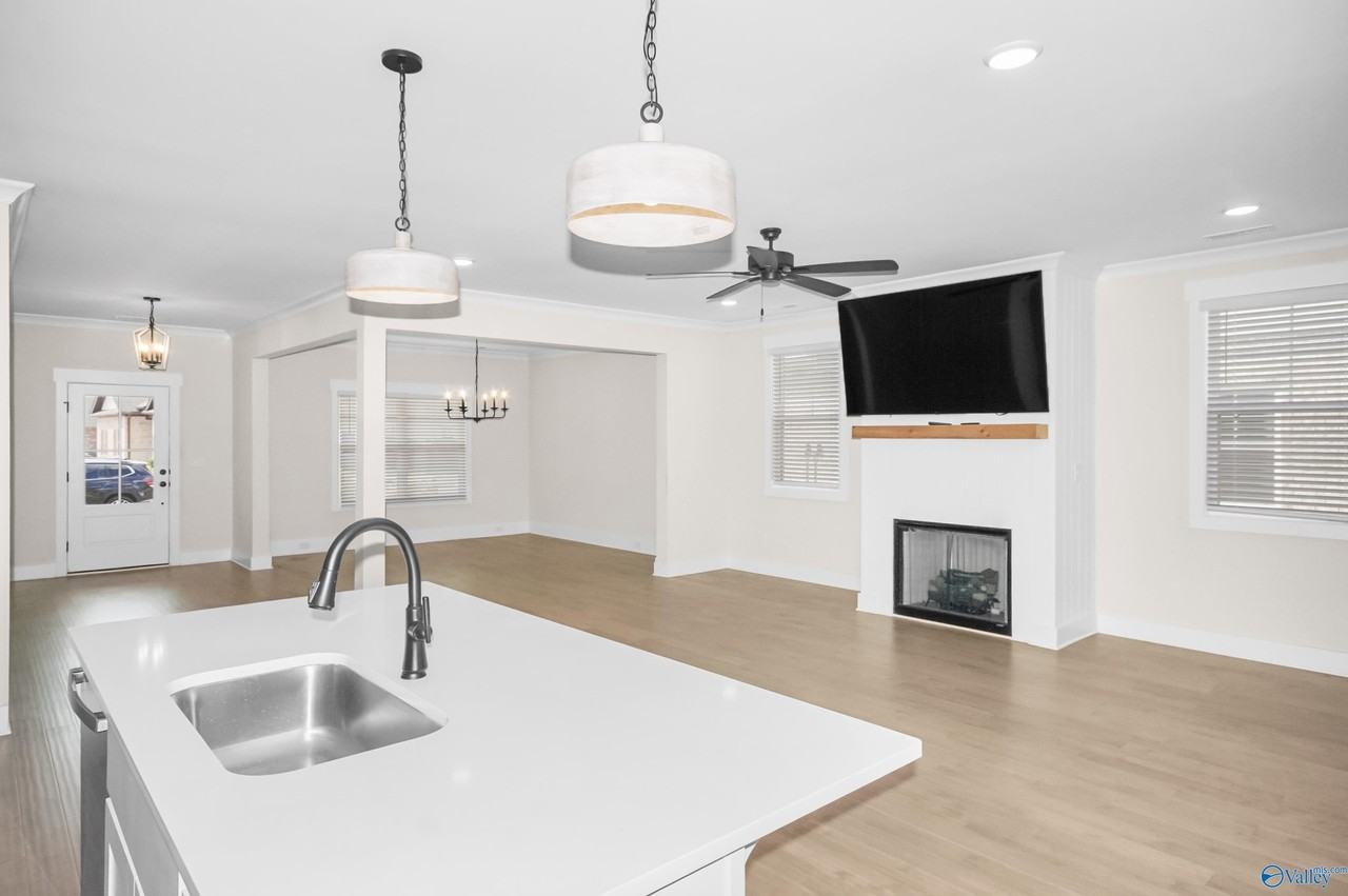 65 Dylan Rd - Photo 3 of 39