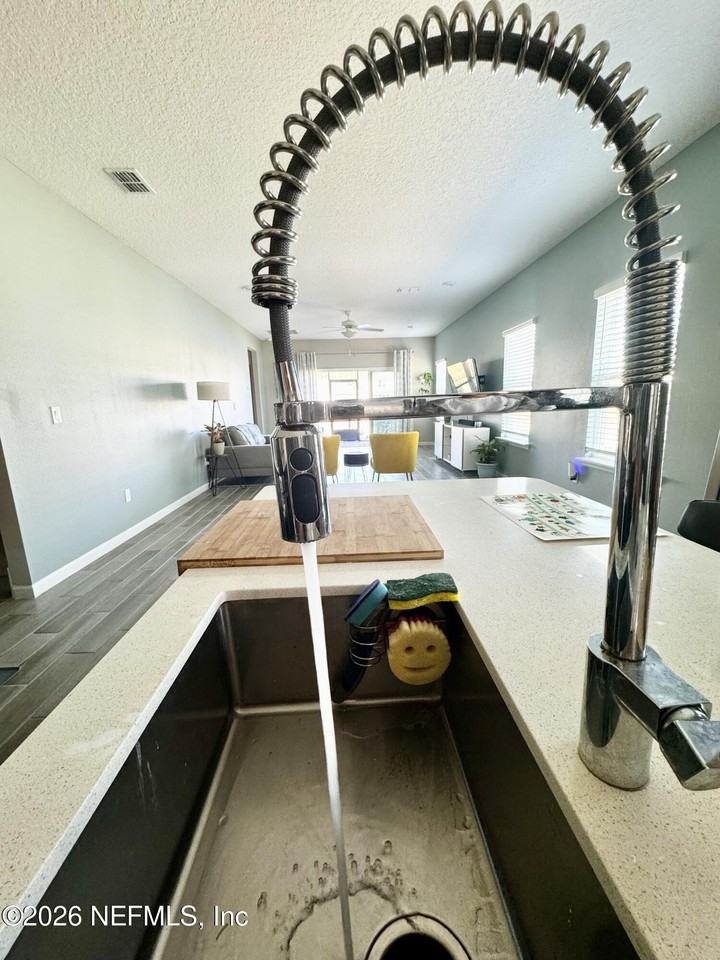 555 Tynes Blvd - Photo 3 of 11
