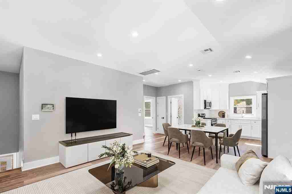 715 Evans St - Photo 3 of 21