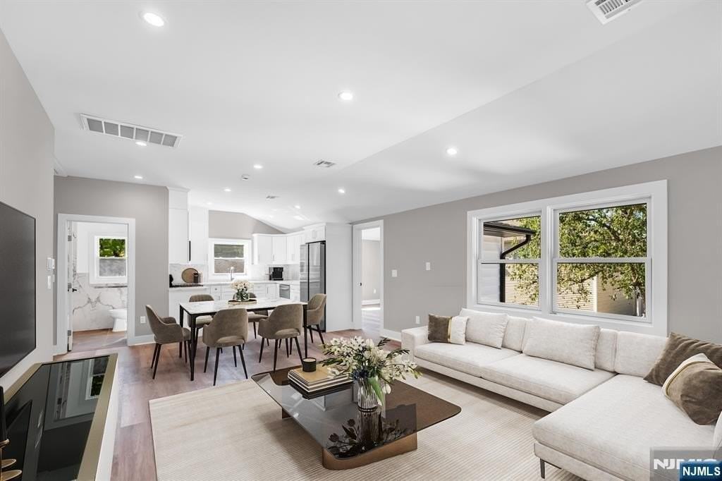 715 Evans St - Photo 4 of 21