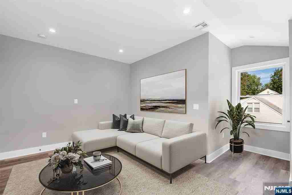 715 Evans St - Photo 5 of 21