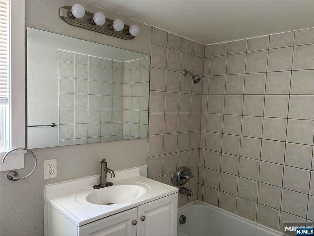 106 Grand St - Photo 7 of 17