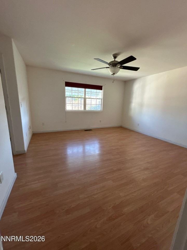 559 Nader Way - Photo 6 of 20