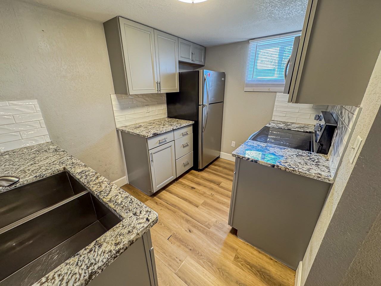 2215 E 17th St #B - Photo 6 of 8