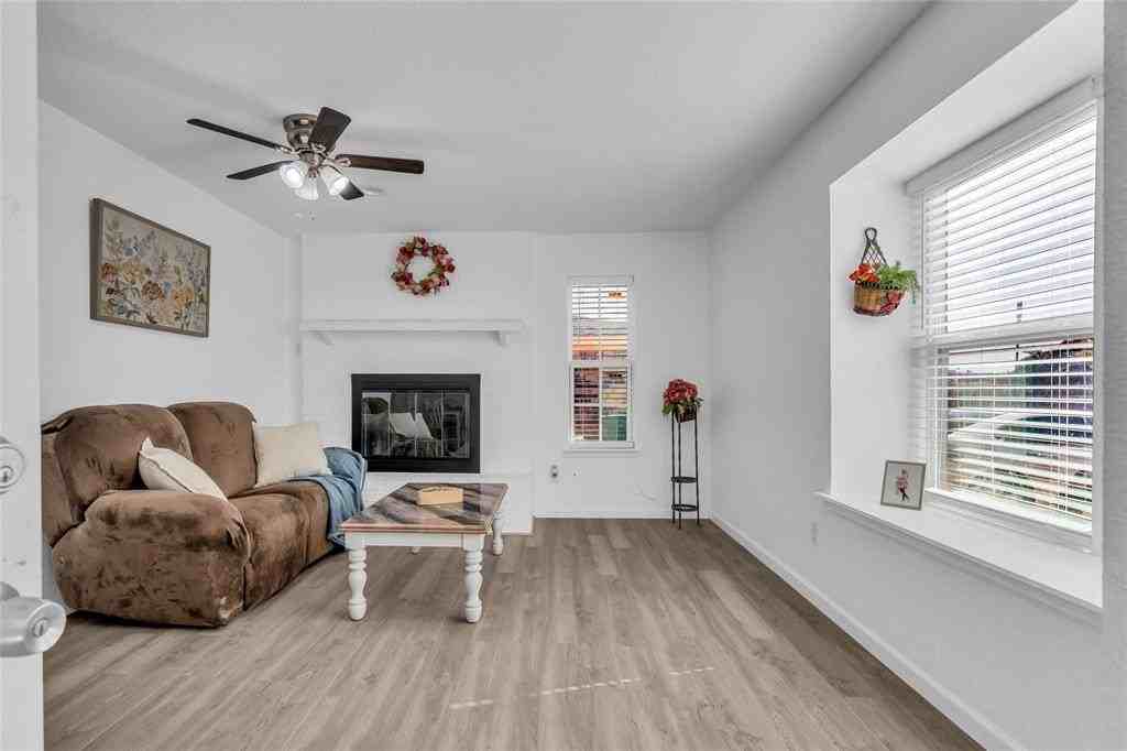 1321 Parkway Ct - Photo 4 of 18