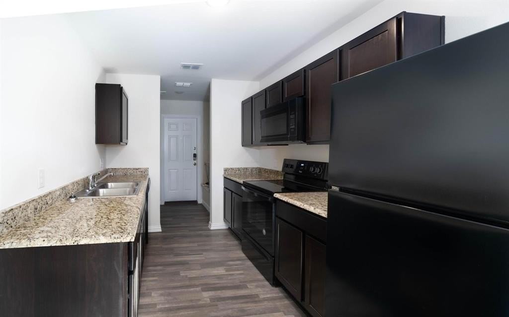 701 E Hanna St - Photo 3 of 9