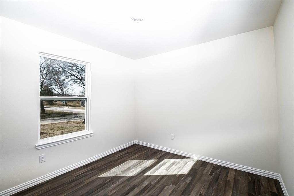 701 E Hanna St - Photo 4 of 9