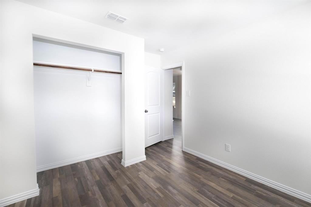 701 E Hanna St - Photo 5 of 9