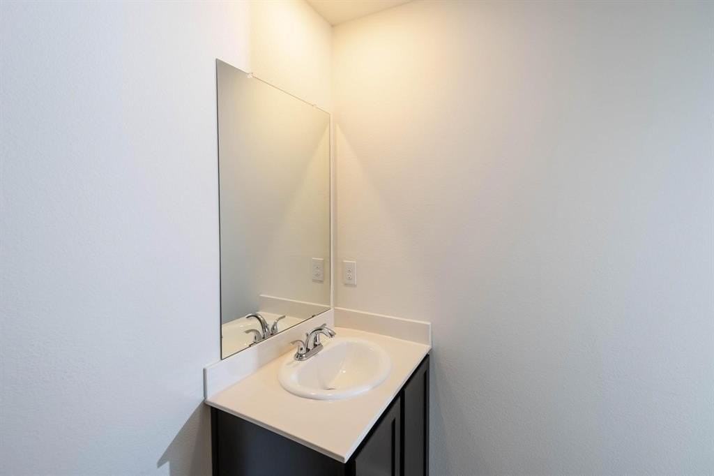 701 E Hanna St - Photo 7 of 9