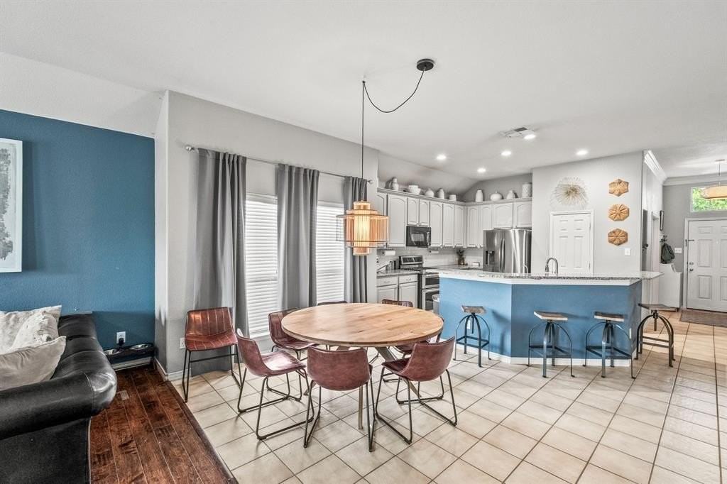 1108 Lazy Ln - Photo 4 of 24