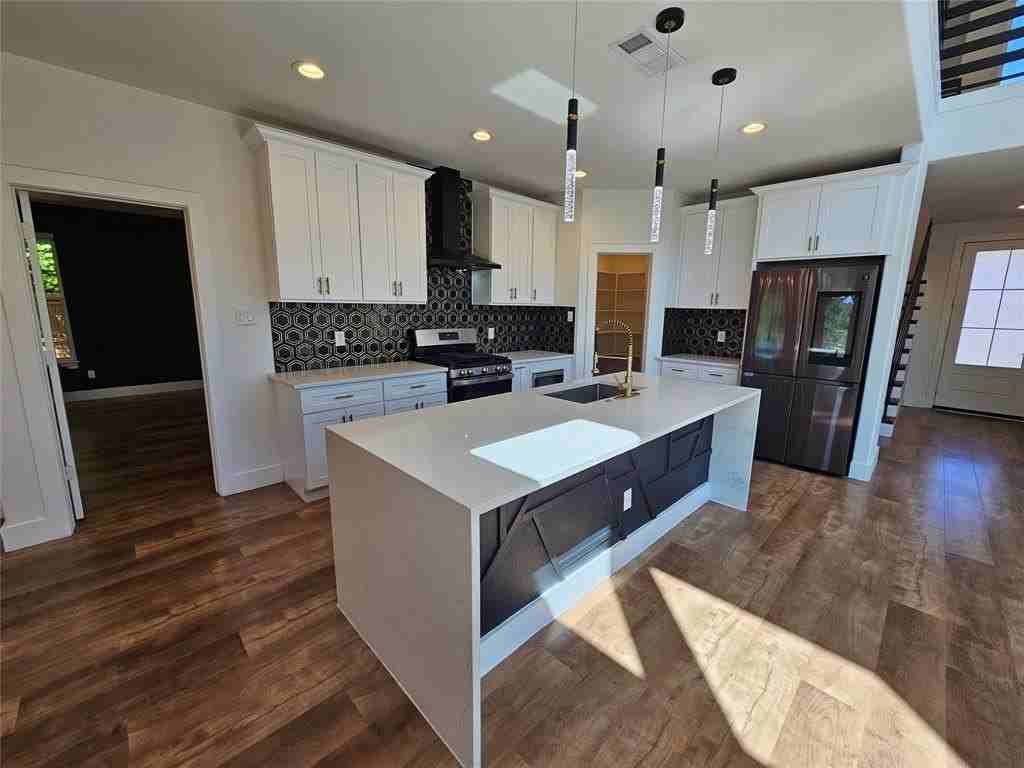 2374 Southwood Dr - Photo 3 of 40