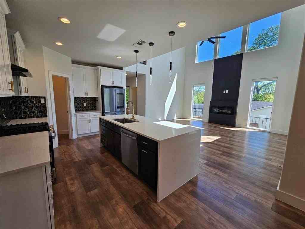 2374 Southwood Dr - Photo 7 of 40