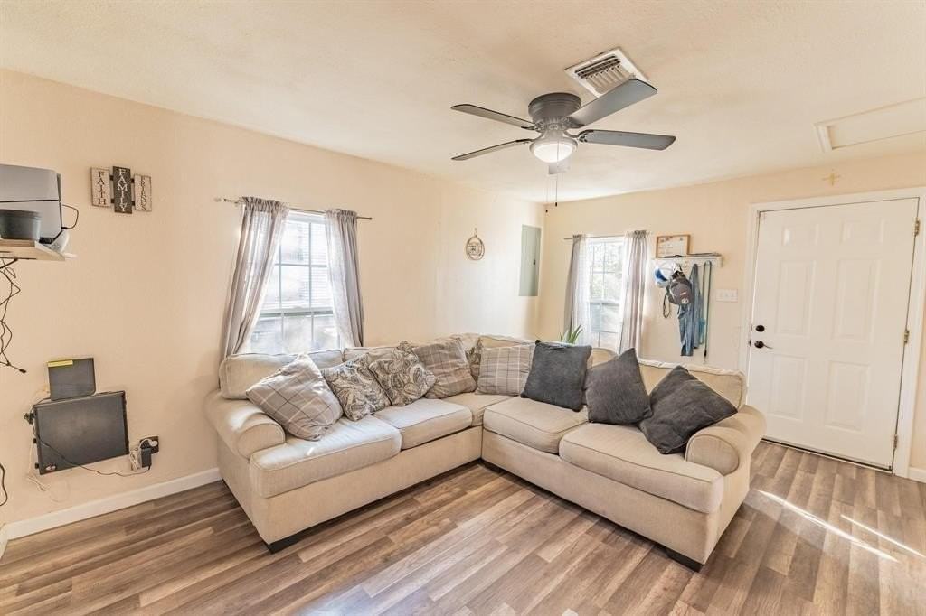 604 W A St - Photo 3 of 25