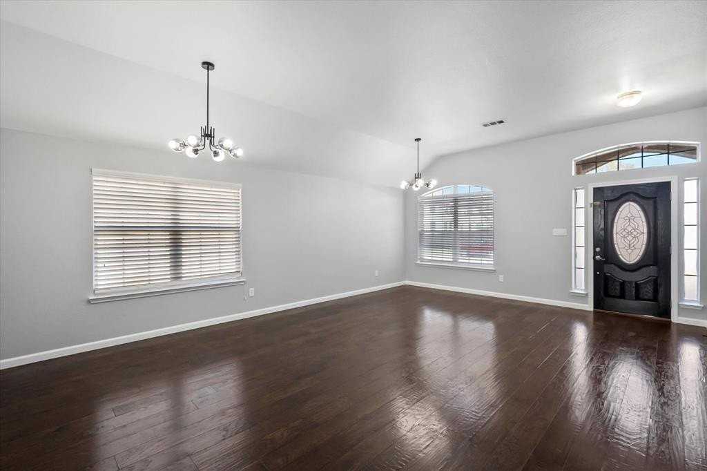 2204 Windcastle Dr - Photo 5 of 38