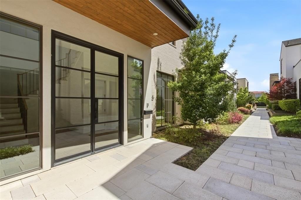 9855 Kingsway Ave - Photo 2 of 37