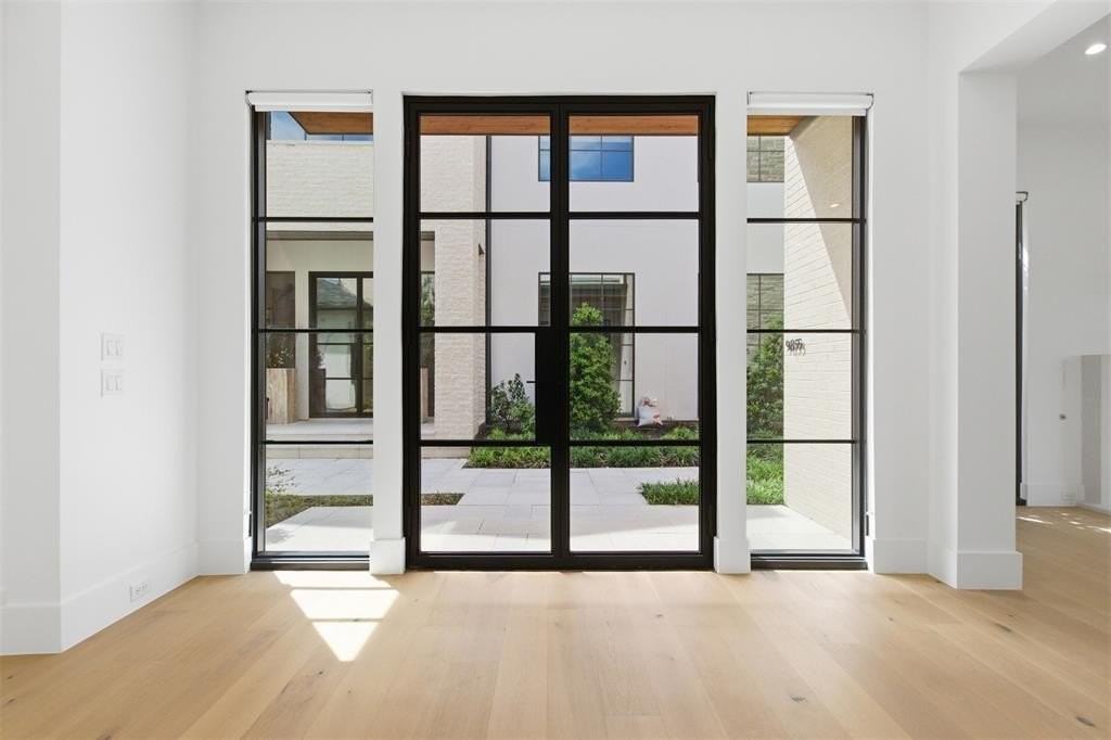 9855 Kingsway Ave - Photo 3 of 37