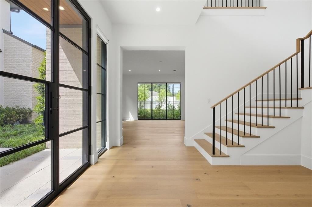 9855 Kingsway Ave - Photo 4 of 37