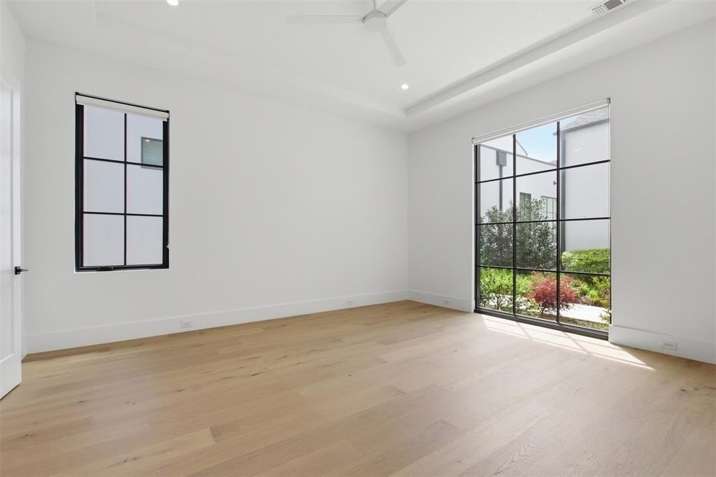 9855 Kingsway Ave - Photo 5 of 37