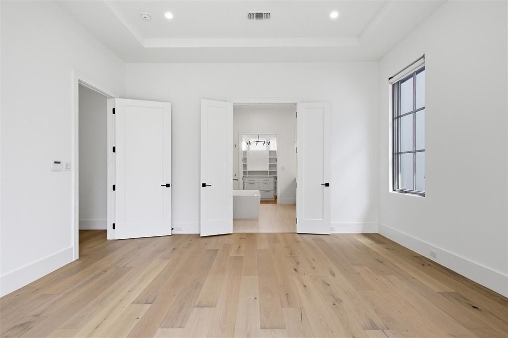 9855 Kingsway Ave - Photo 6 of 37