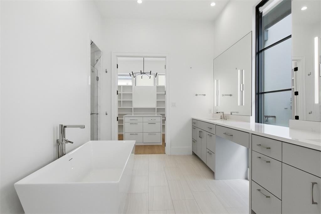 9855 Kingsway Ave - Photo 7 of 37