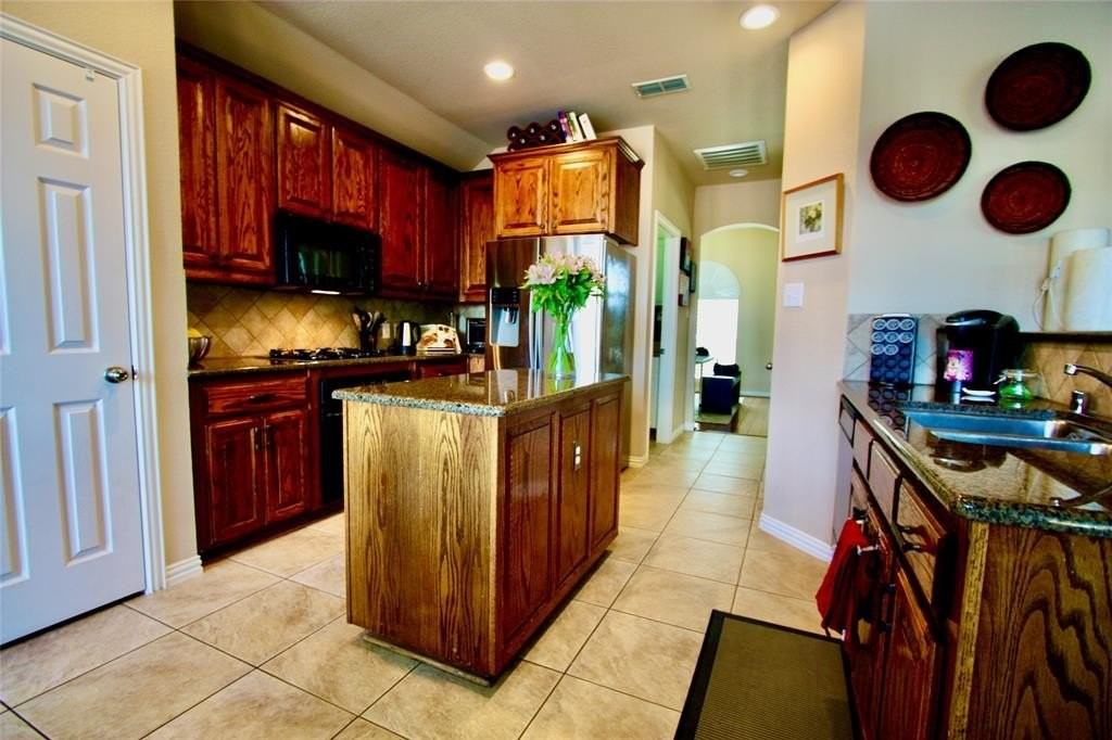 2734 Greenway Dr - Photo 5 of 23