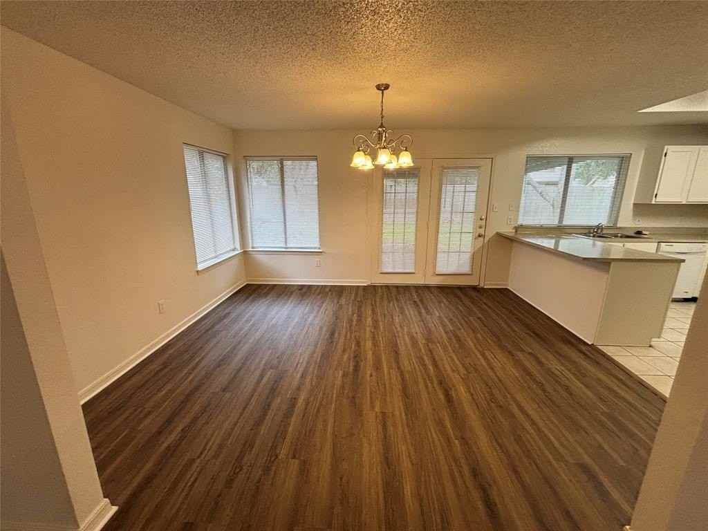 2514 Livingston Ln - Photo 5 of 27