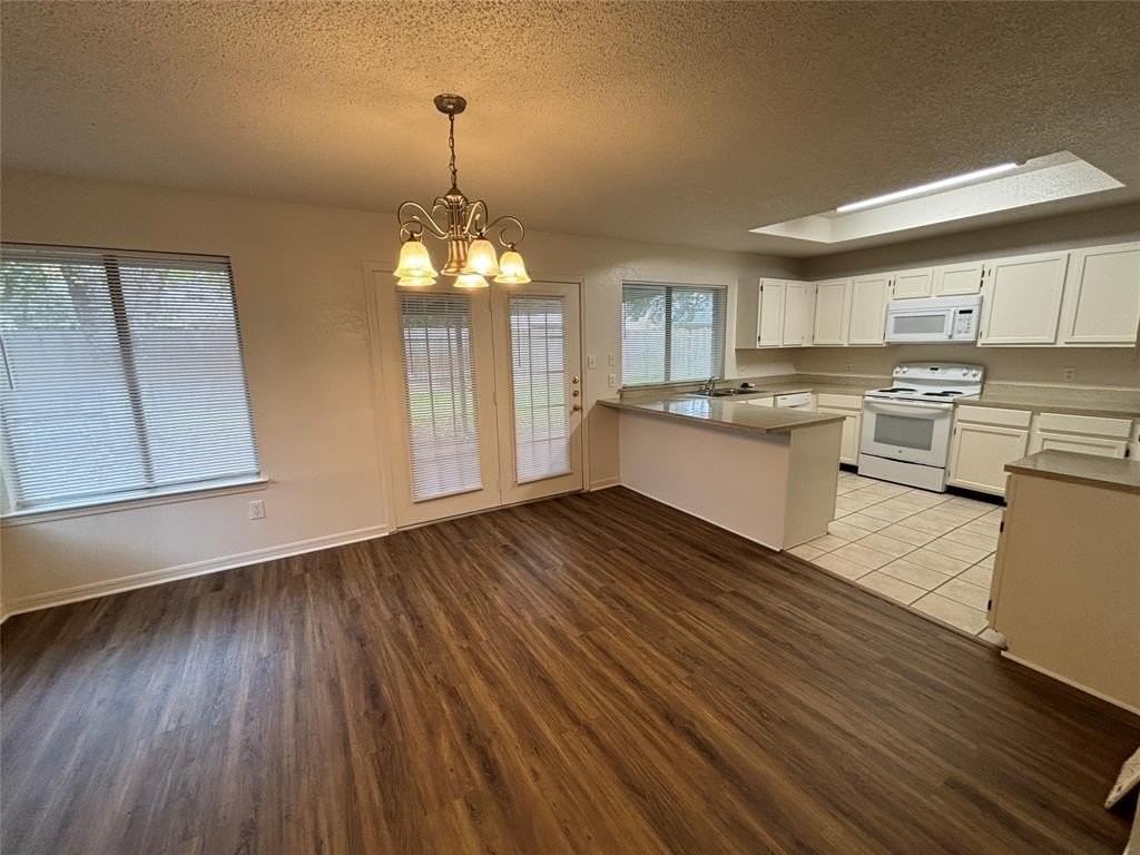 2514 Livingston Ln - Photo 6 of 27