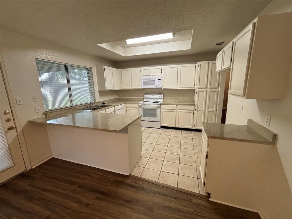 2514 Livingston Ln - Photo 7 of 27