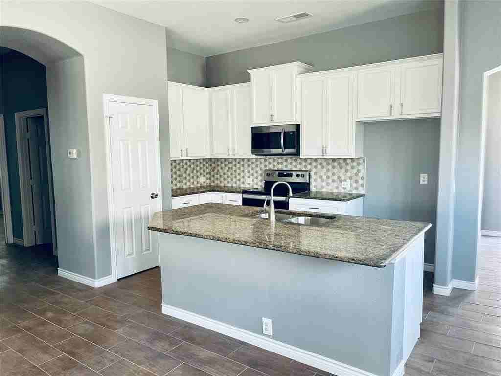 548 Kerry St - Photo 4 of 35