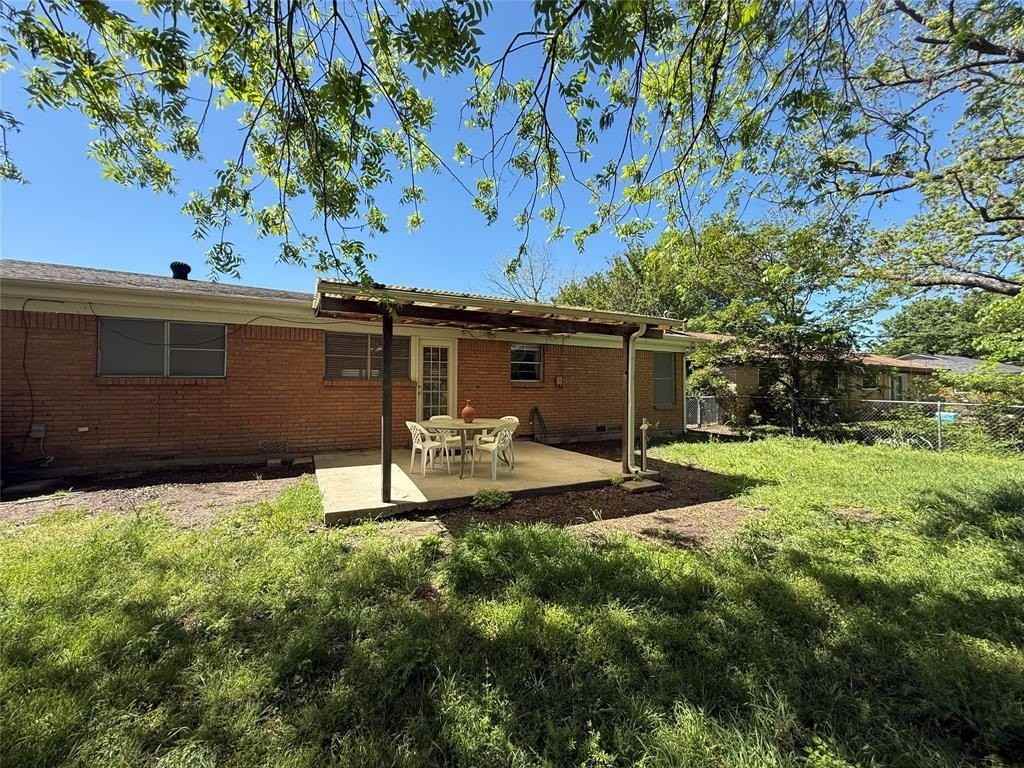 1135 Park Center St - Photo 3 of 34