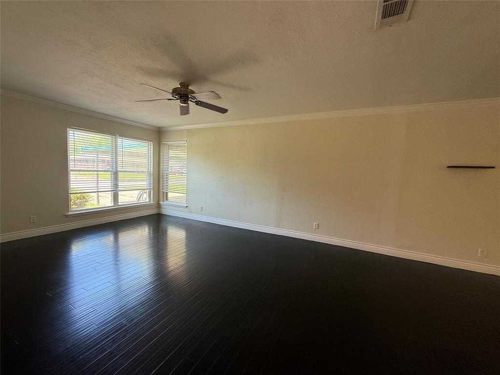 1135 Park Center St - Photo 5 of 34