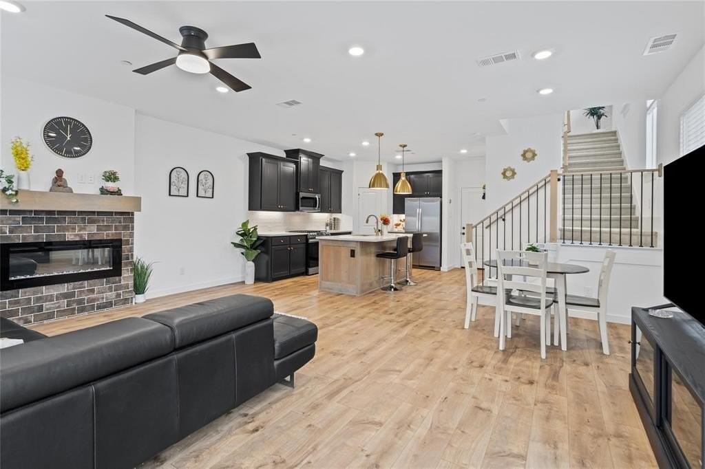 801 Cavitt Ct - Photo 5 of 39