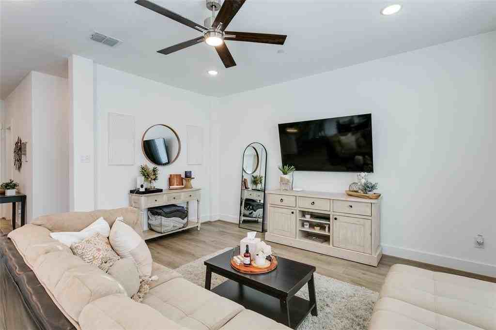 7605 Reis Ln - Photo 6 of 25