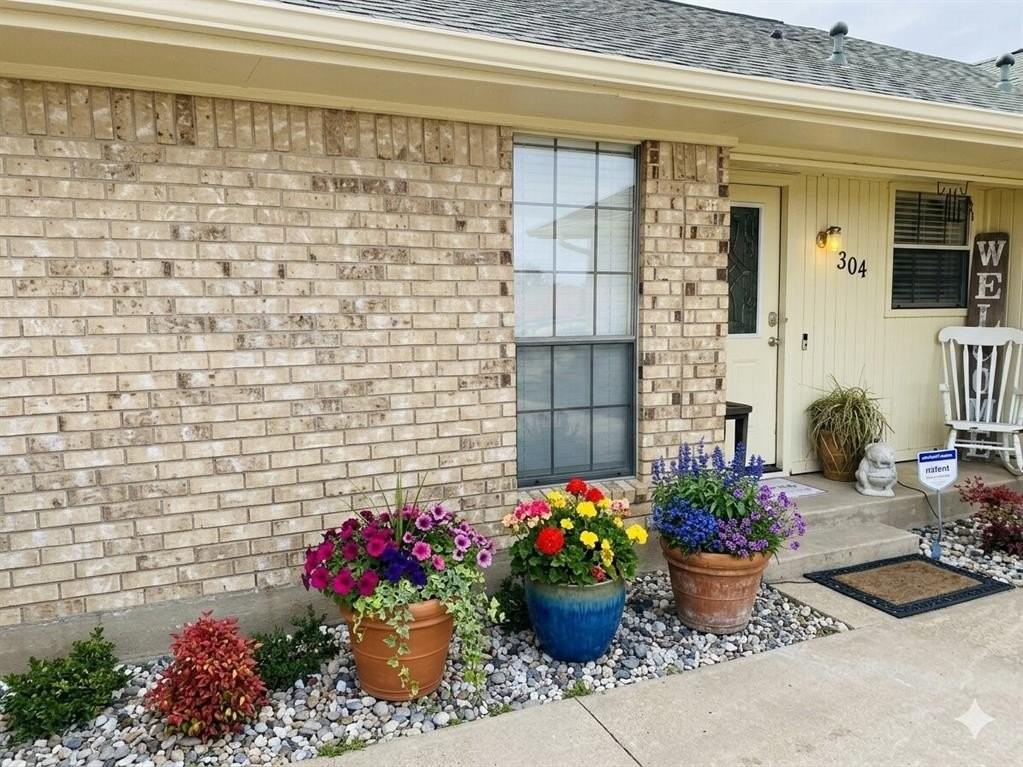 304 E 6th St - Photo 3 of 20