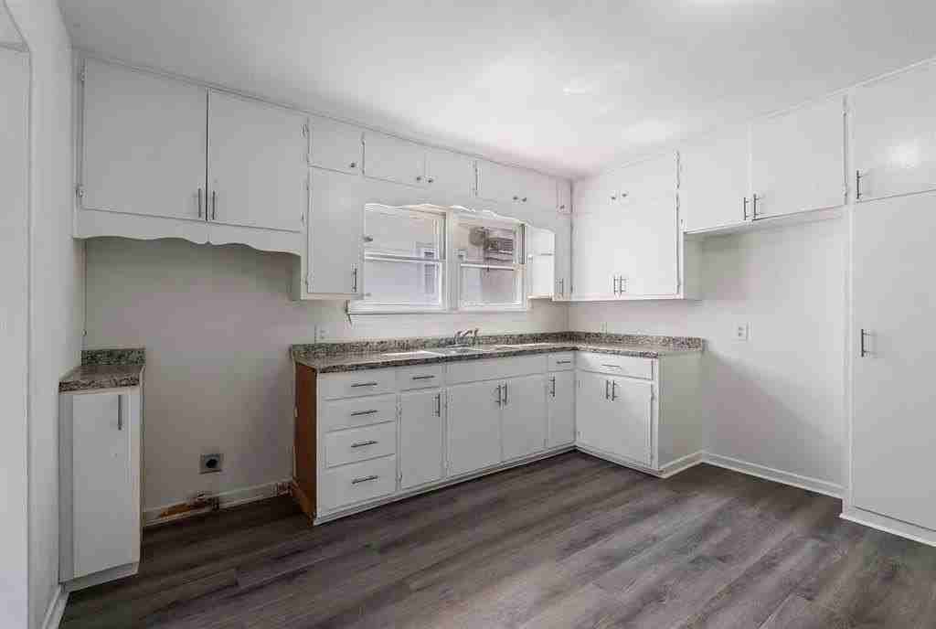 1529 E King St - Photo 4 of 13