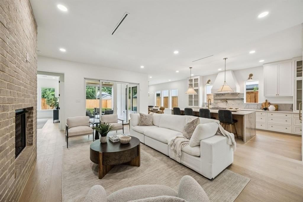 6244 Richmond Ave - Photo 2 of 32