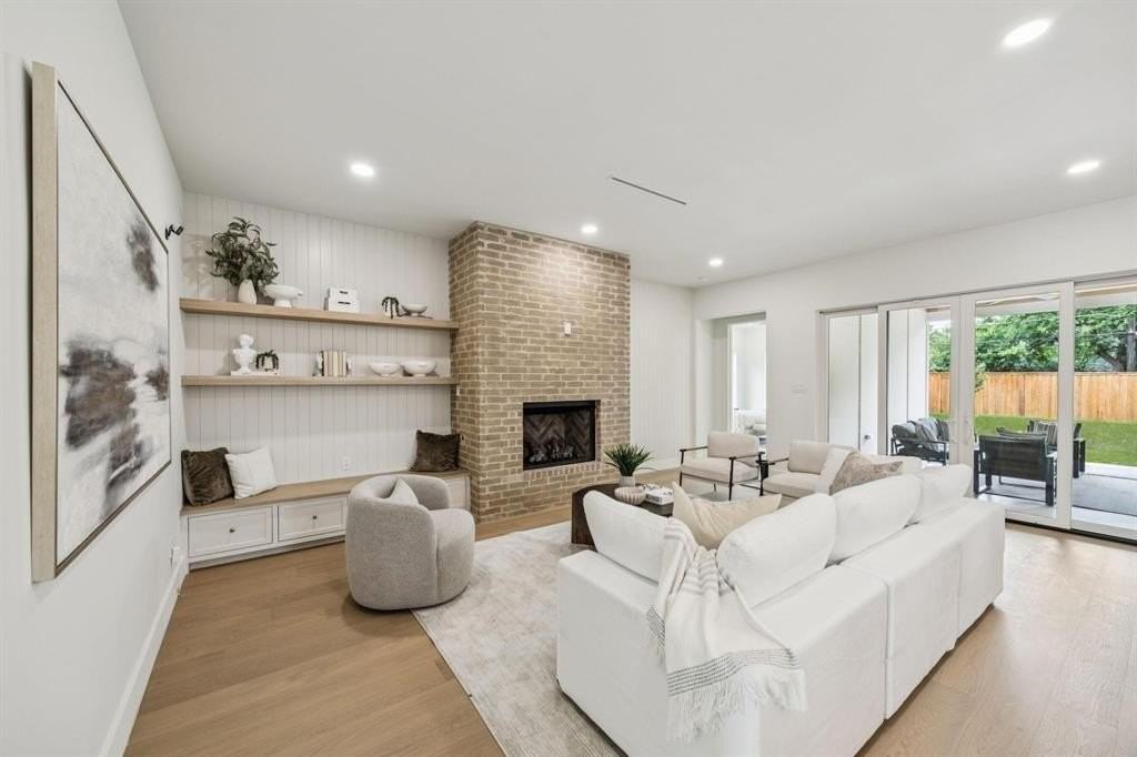 6244 Richmond Ave - Photo 3 of 32