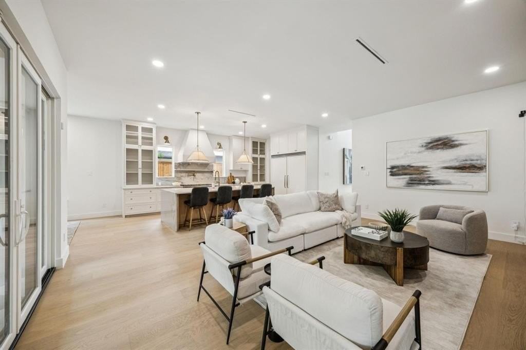 6244 Richmond Ave - Photo 6 of 32