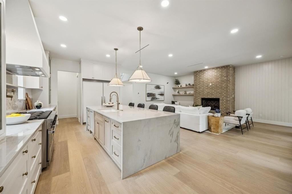 6244 Richmond Ave - Photo 7 of 32