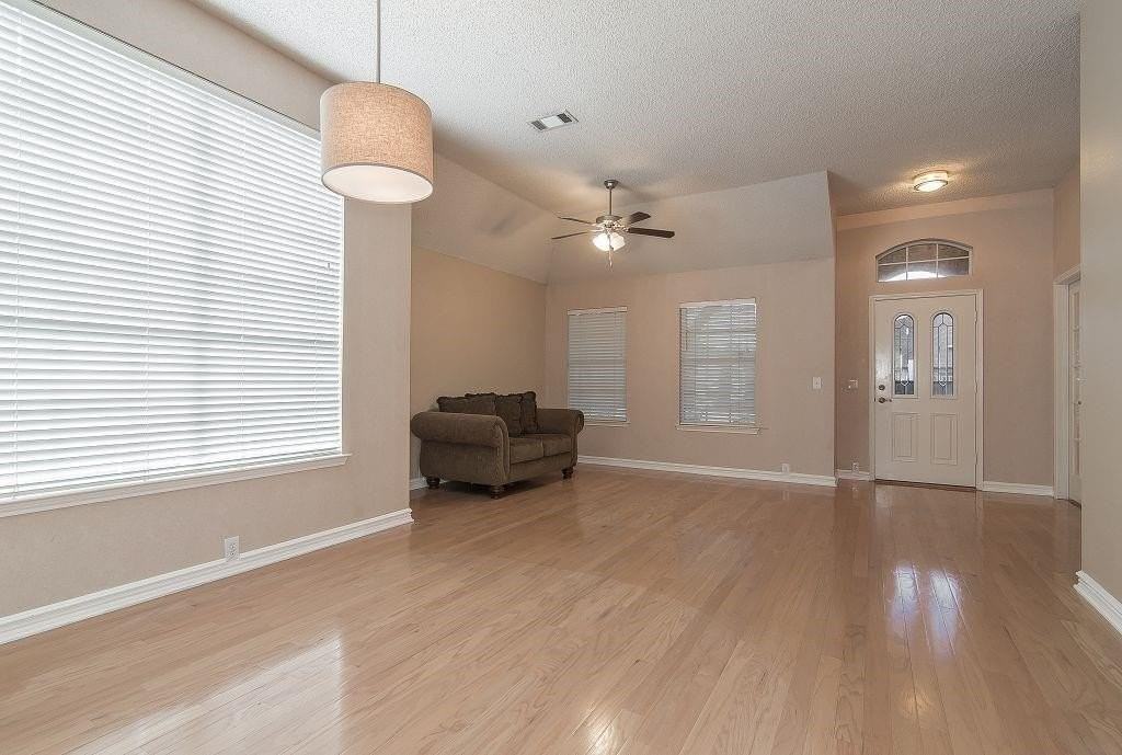 10212 Waters Dr - Photo 4 of 20