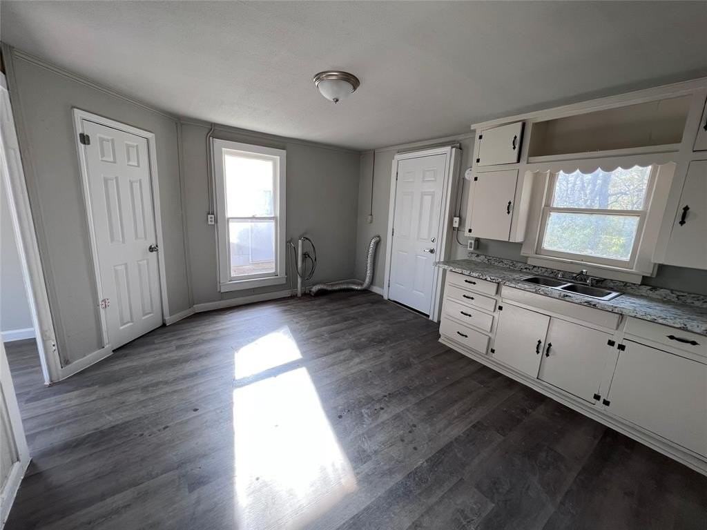 504 Lamar St - Photo 4 of 9