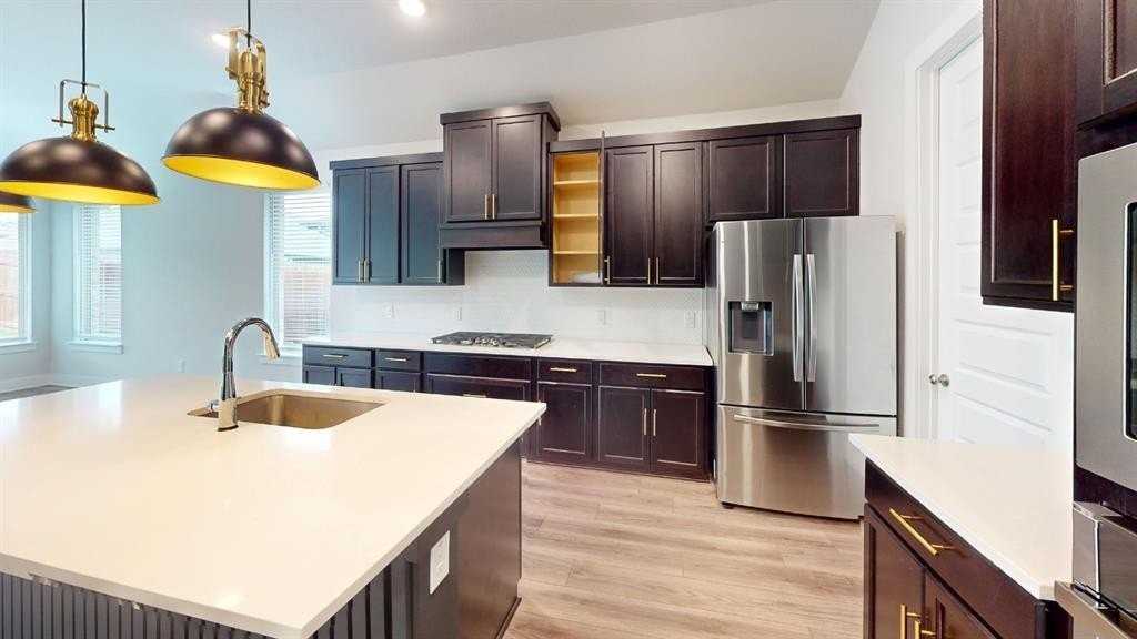 923 Hawthorn Ln - Photo 5 of 29