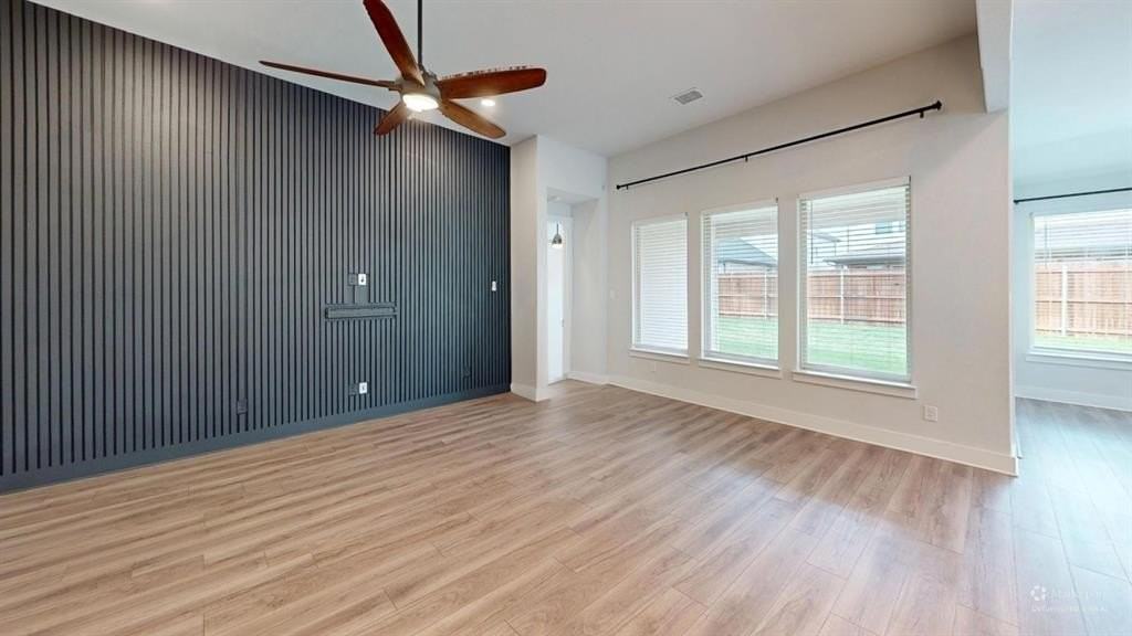 923 Hawthorn Ln - Photo 7 of 29