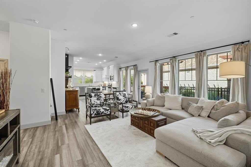 1029 3rd St - Photo 4 of 30